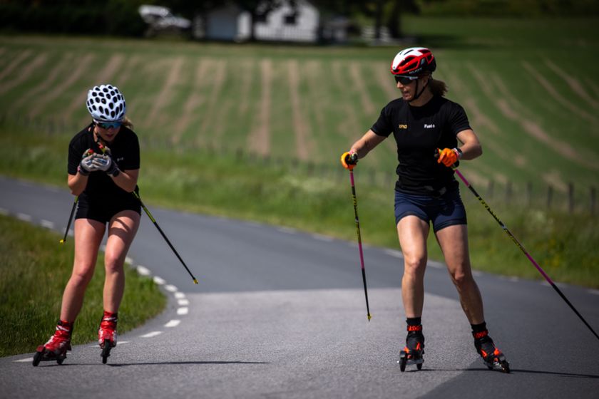 1:1 i full fart nedover Røysebakkene på rulleski. Astrid Uhrenholdt Jacobsen veileder om trygg ferdsel på trafikkerte veier.