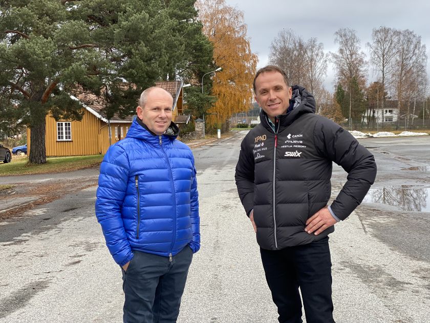 Området som JK Eiendom kjøper strekker seg langs hovedveien fra gamle innkjøringen til den nye hovedadkomsten. Johnny Karlsen (t.v) Nils Tronrud (t.h)